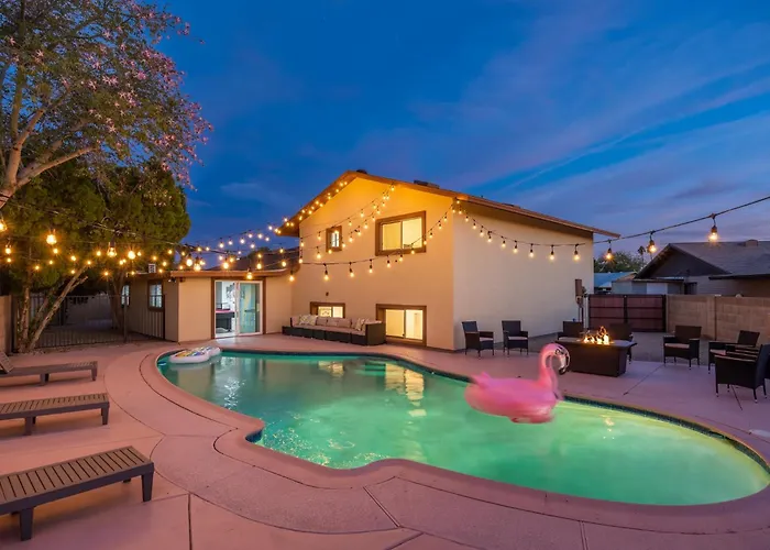 6 Bedroom Style Pool Game Fire Pit Holiday home Glendale