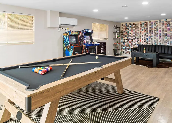 6 Bedroom Style Pool Game Fire Pit Holiday home *