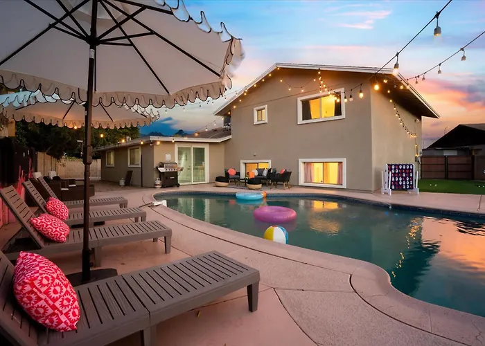 6 Bedroom Style Pool Game Fire Pit Holiday home Glendale