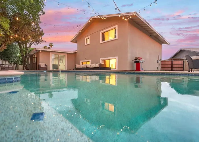 6 Bedroom Style Pool Game Fire Pit * Glendale